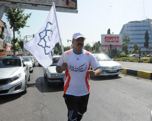 شهروند قائم‎شهری پیاده به سمت مرقد امام خمینی(ره) حرکت کرد+تصاویر