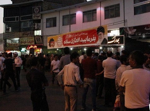 توزیع افطار ساده در میدان طالقانی قائم‎شهر+تصاویر